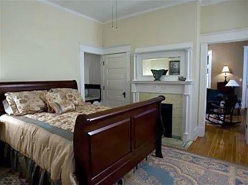 The Historic Morris Harvey House Bed & Breakfast Fayetteville Room photo